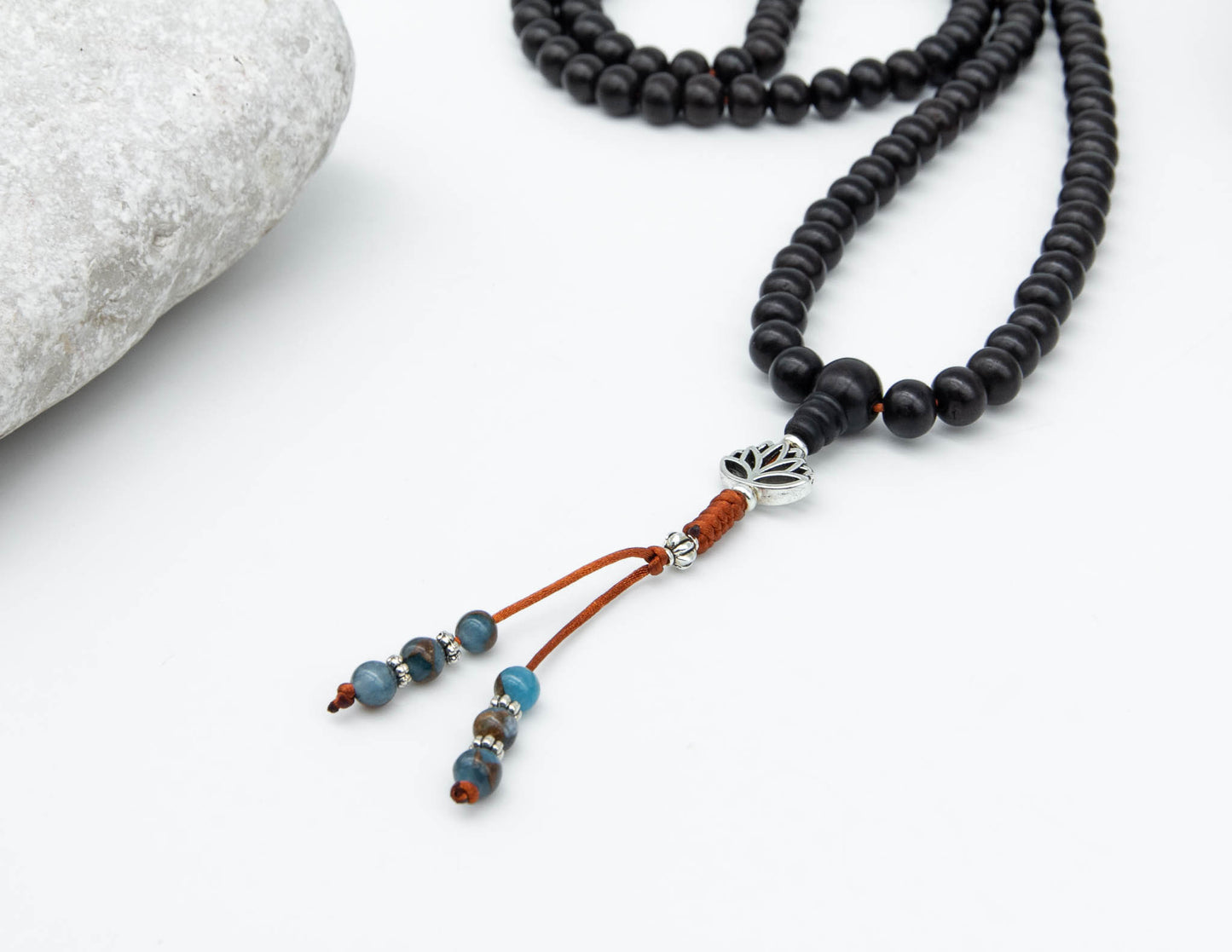 Schwarzes Rosenholz-Mala mit Erdperlen – 9 mm