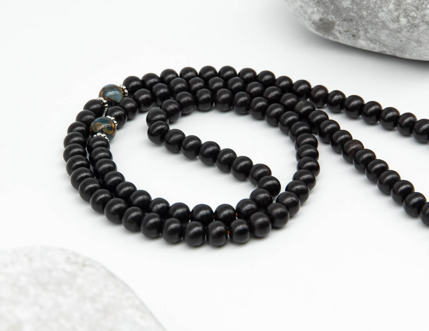 Schwarzes Rosenholz-Mala mit Erdperlen – 9 mm