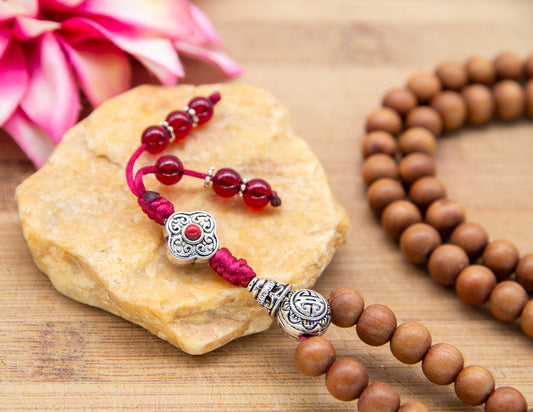 Malas en bois de santal et grenat – 8 mm