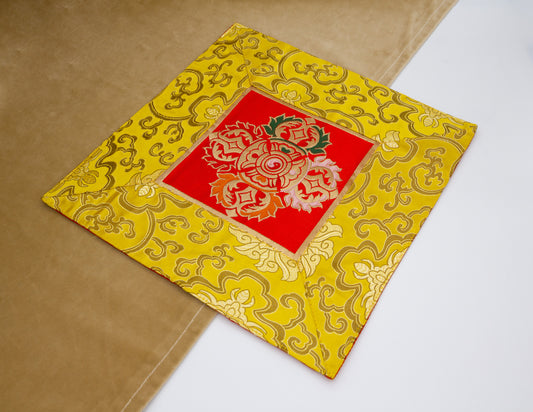 Tissu Brocart Carré / Tapis Cloche Et Dorjé – Jaune Et Rouge