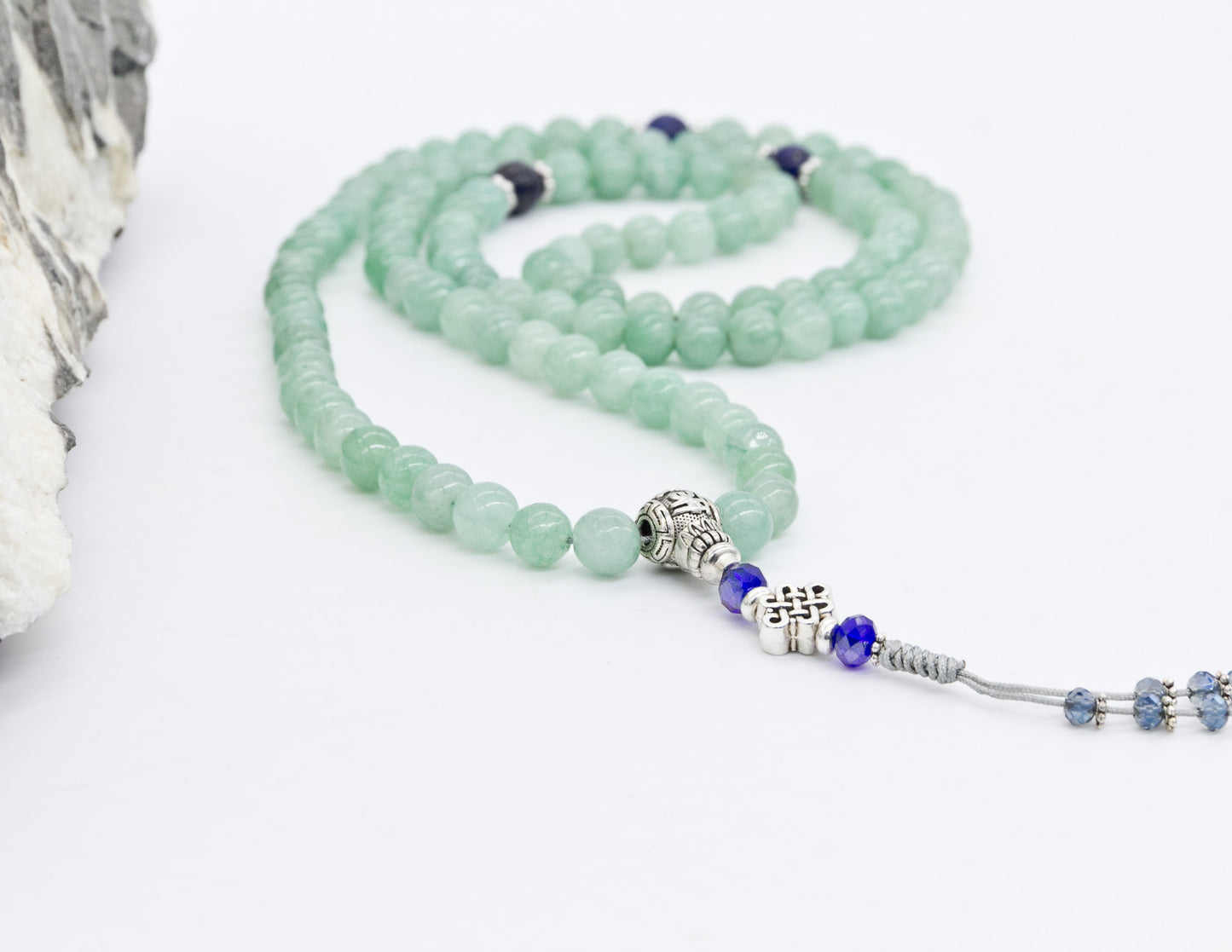Mala de jade verde pálido y lapislázuli con nudo sin fin de plata - 8 mm