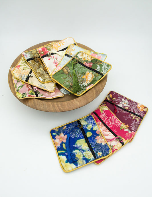 Seidige Geschenktasche mit getrocknetem Lavendel