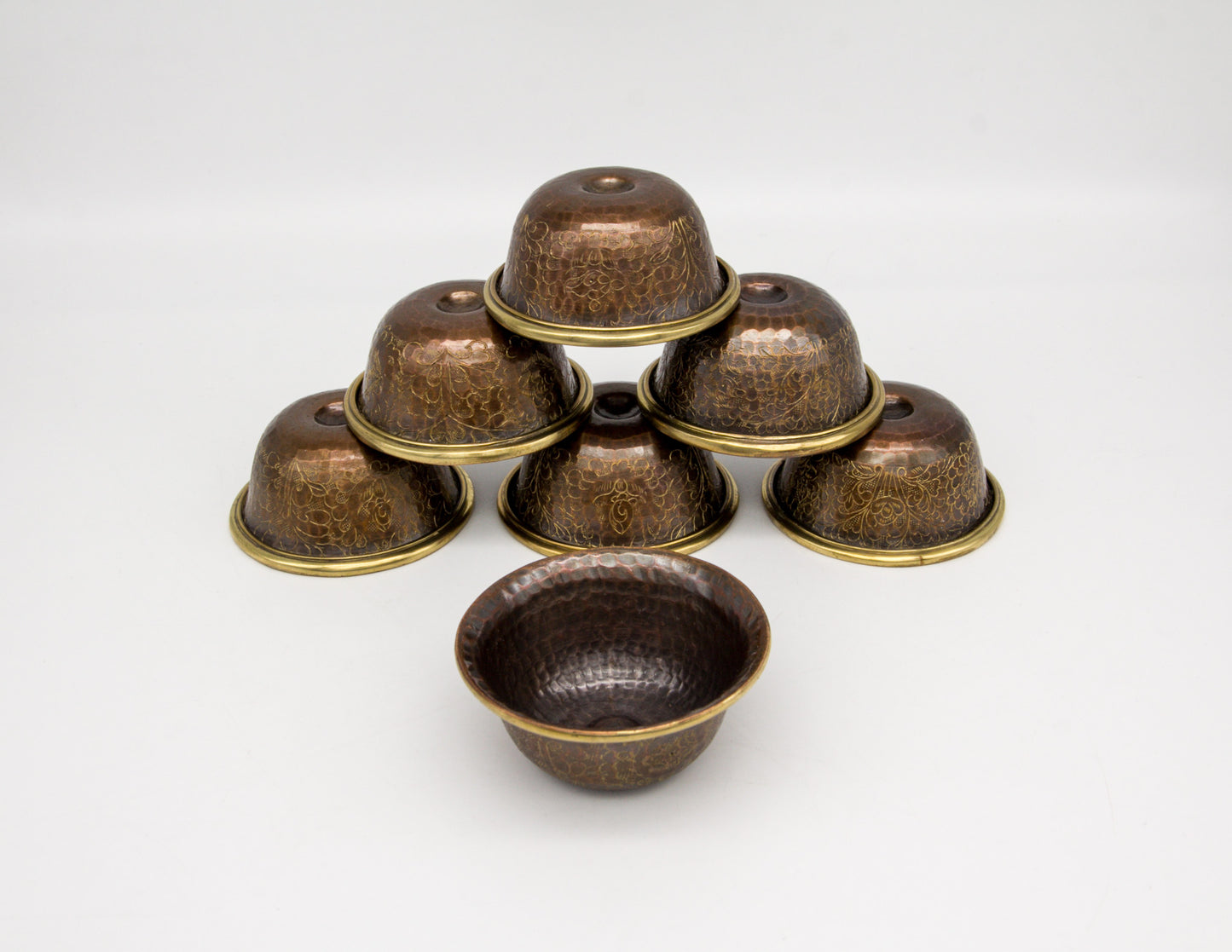 Juego de cuencos de ofrenda grabados, cobre oxidado - 8 cm