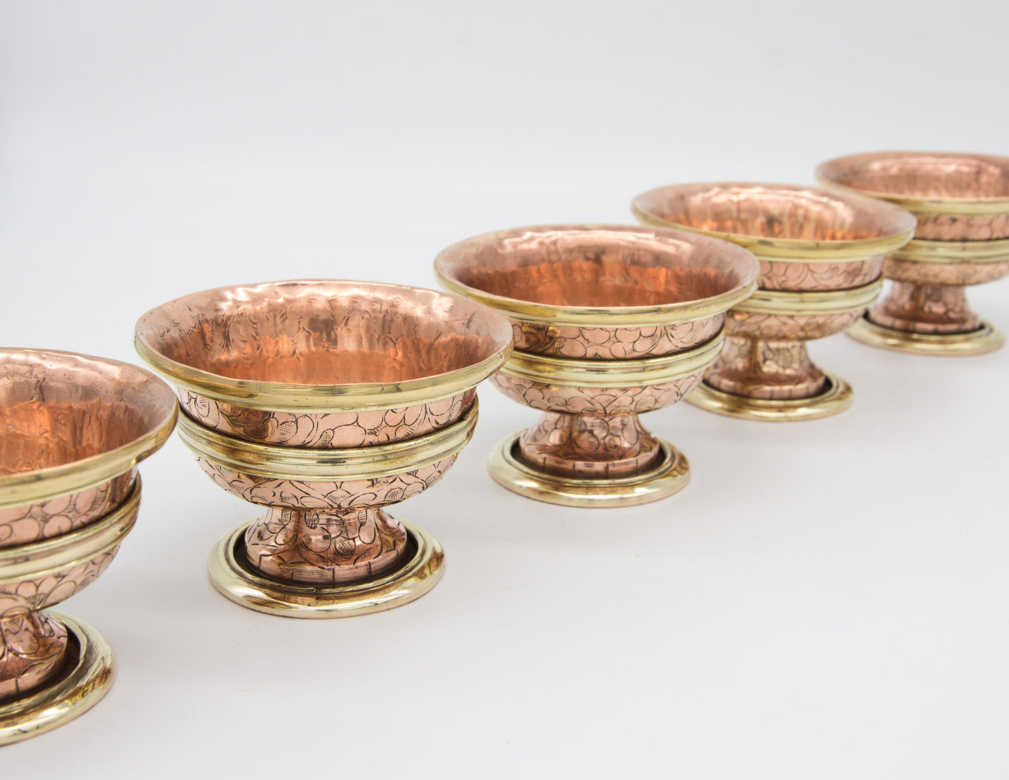 Graviertes Opferschalen-Set mit Fuß, poliertes Kupfer – 8 cm