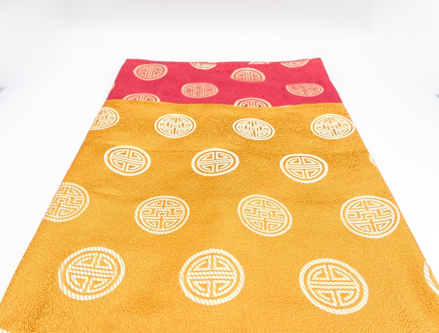 Square Brocade-Gold center 90x90 cm