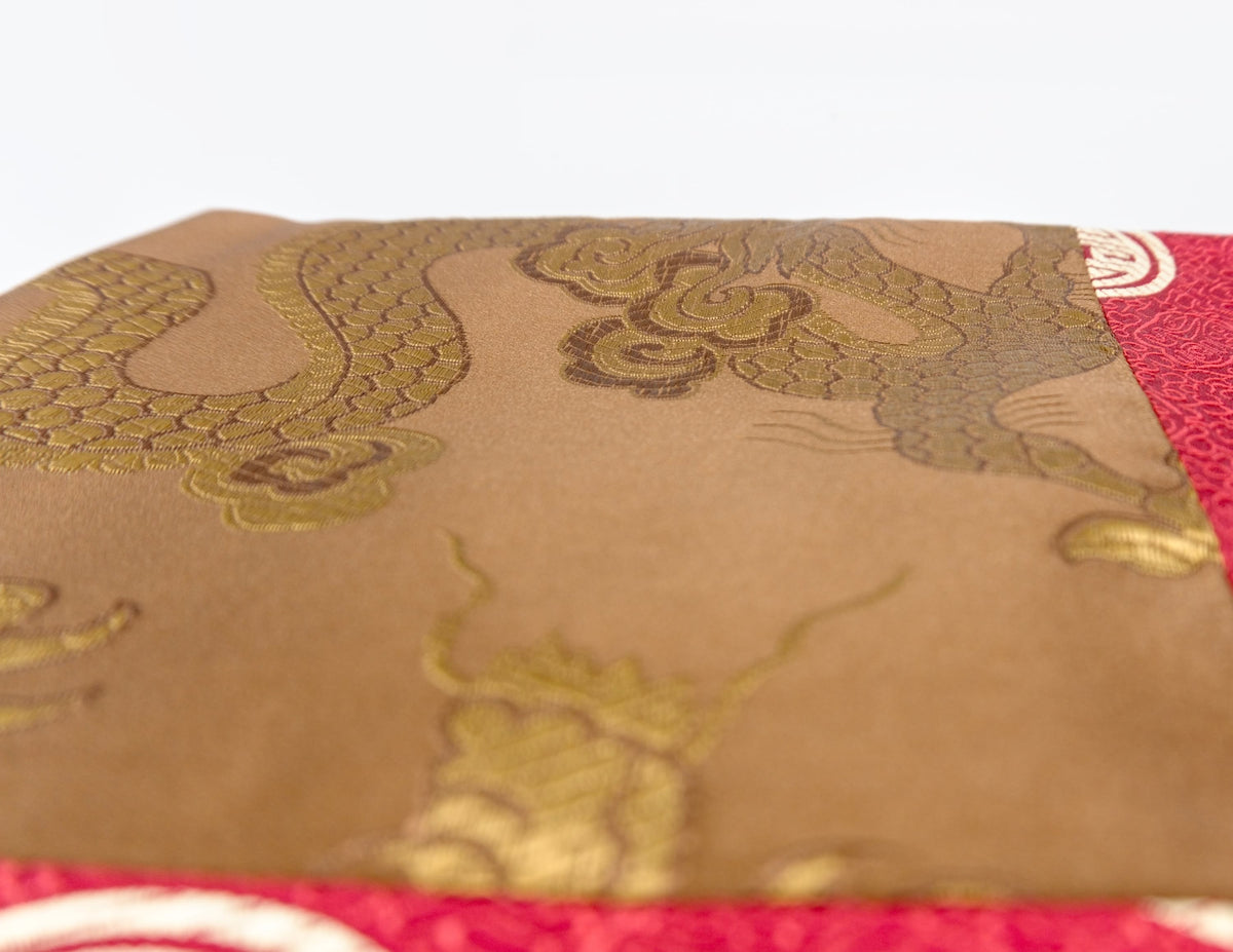 Quadratischer Brokat Goldener Drache – Roter Rand 52 x 52 cm