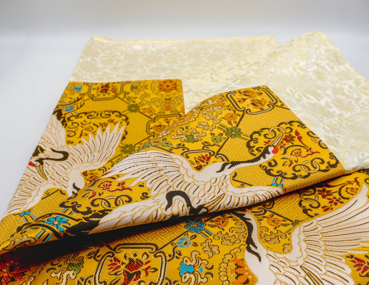 Rechteckiger Brokatstoff – Goldener Garuda 130 × 102 cm