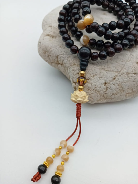 Mala aus dunklem Rosenholz mit Perlmutt & weißem Lotus – 6mm