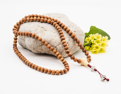 Mala en bois de santal et agate blanche – 8 mm