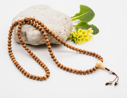 Mala en bois de santal et agate blanche – 8 mm