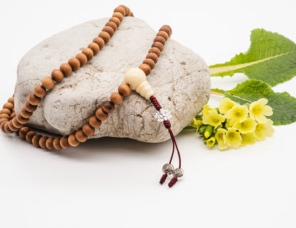 Mala en bois de santal et agate blanche – 8 mm
