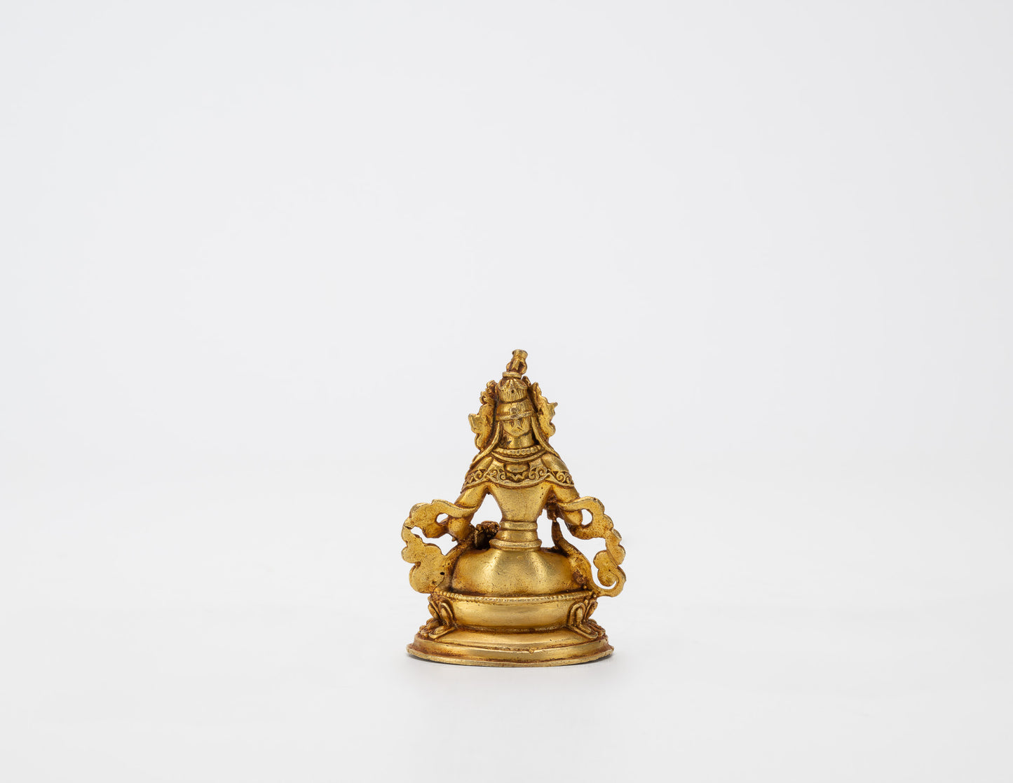 Pequeñas estatuas de deidades doradas