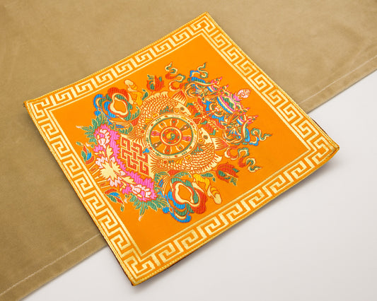 Tela de brocado cuadrado/alfombrilla Bell &amp; Dorje – Rueda del Dharma finamente bordada