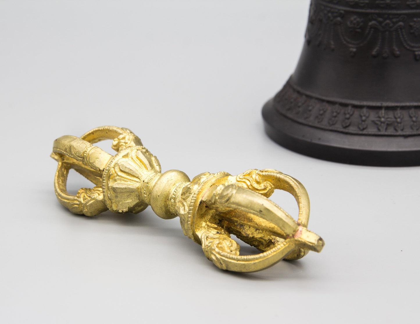 Dunkle Glocke und Dorje mit goldenen Kontrasten III- Standard