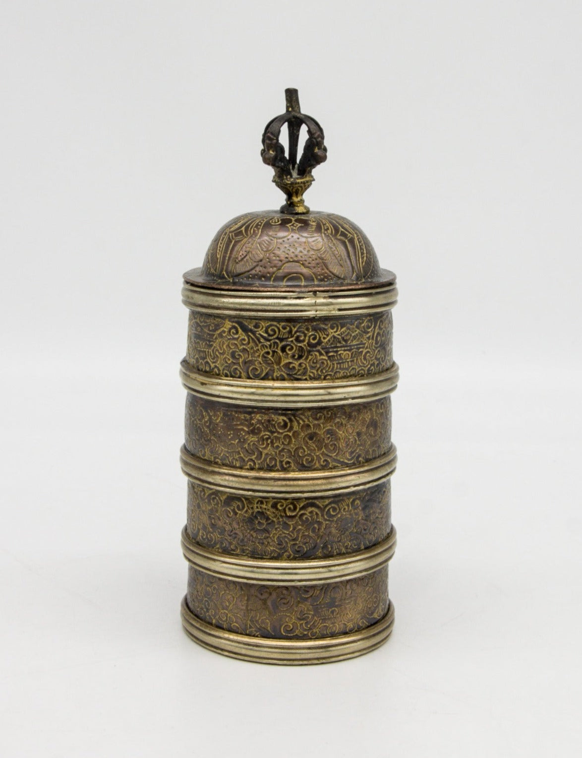 Contenedor de arroz apilado grabado en cobre