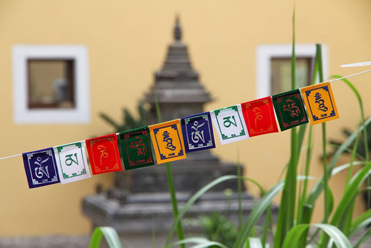 Petits drapeaux de prière en velours Om Ma Ni Pad Mé Houng, 4 x 5 cm