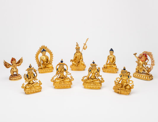 Pequeñas estatuas de deidades doradas